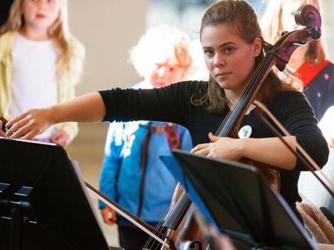 Junge Frau spielt Cello