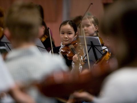 Junge Geigerin in Streichorchester