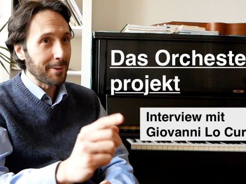 Mann sitzt neben Klavier