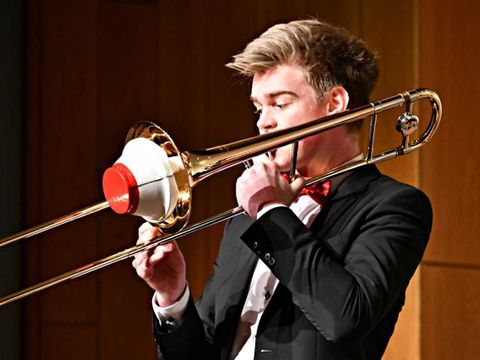 Junger Mann spielt Posaune