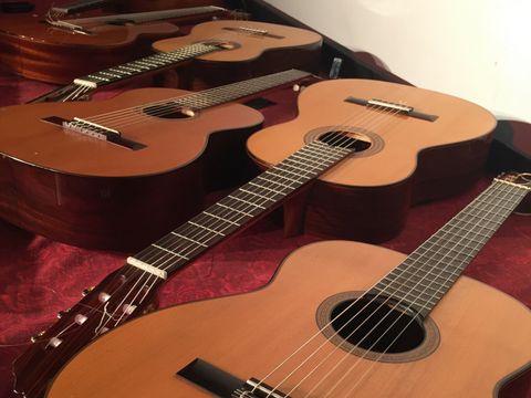 Mehrere Gitarren auf einem Tisch