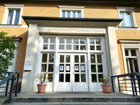 Eingangstür der Leo-Borchard-Musikschule