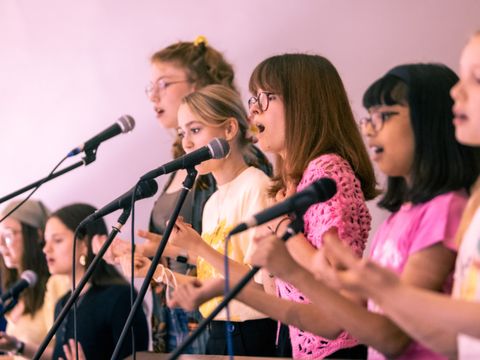 Mehrere Kinder und Jugendliche beim Singen.