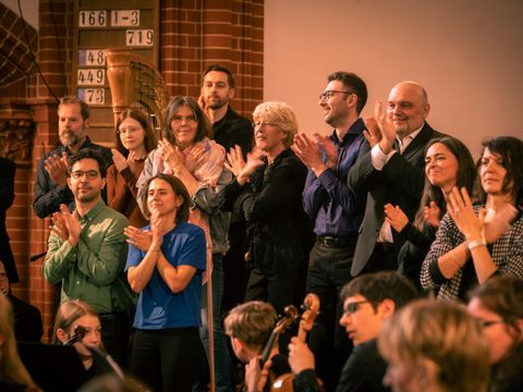 Mehrere Menschen machen Body-Percussion auf der Bühne