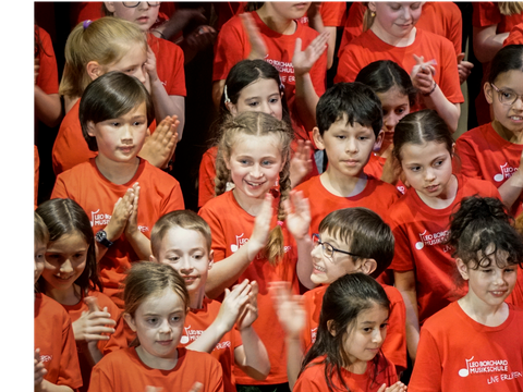 Kinder Klatschen und lachen