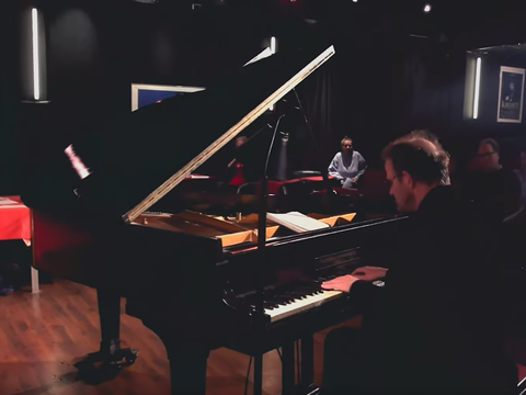 Pianist in kleinem Saal