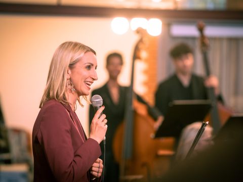Die Bezirksstadträtin für Bildung, Kultur und Sport, Malgorzata Sijbrandij, beim Jubiläumskonzert der Leo-Borchard-Musikschule.