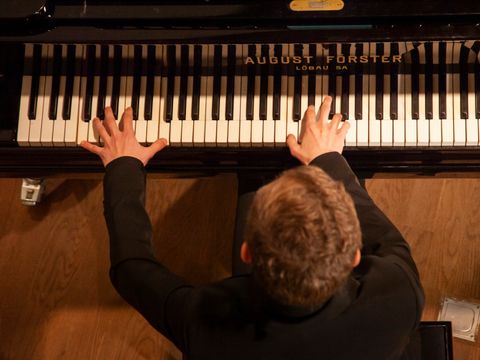 junger Mann am Klavier