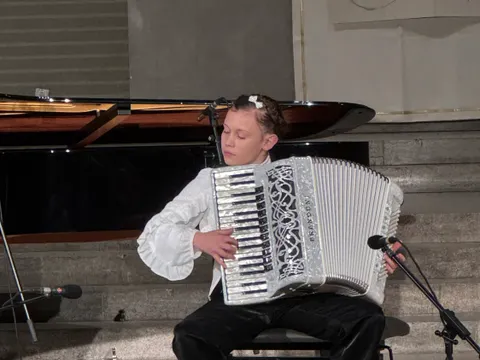 Mädchen mit Akkordeon