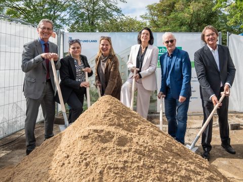 Spatenstich Projekt Götzstraße Berlin Tempelhof: Von links: Christian Gaebler, Senator für Stadtentwicklung, Bauen und Wohnen; Eva Majewski, Bezirksstadträtin für Stadtentwicklung und Facility Management in Tempelhof-Schöneberg; Ingeborg Esser, Hauptgeschäftsführerin des GdW; Natascha Kiemen, Geschäftsführerin STADT UND LAND; Dr. Christoph Landerer, Vorsitzender des Aufsichtsrats STADT UND LAND; Ingo Malter, Geschäftsführer STADT UND LAND