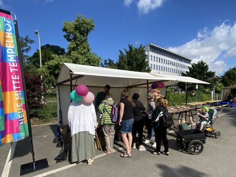 Infostand NMT mit Menschen