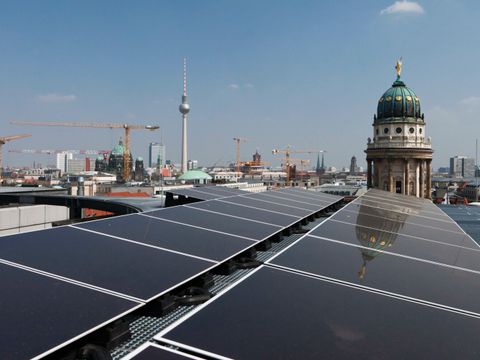 Solarpanel auf den Dächern von Berlin