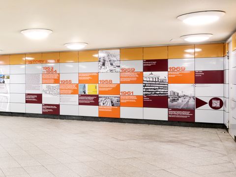 Ausstellungsgrafik „History” im U-Bahnhof Schillingstraße