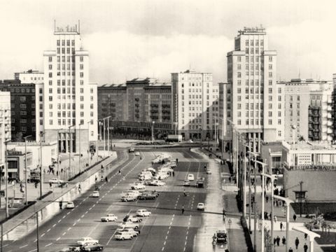 Haus des Kindes (right of image)