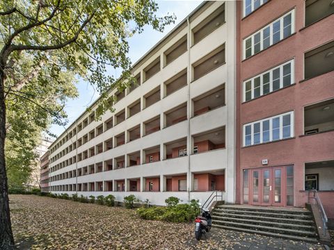 Laubenganghaus, Karl-Marx-Allee 102–104