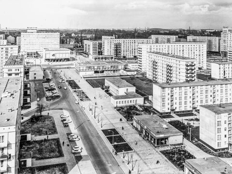 Acht- bis zehngeschossige Wohnzeilen im gesellschaftlichen Zentrum an der Schillingstraße/Ecke Karl-Marx-Allee