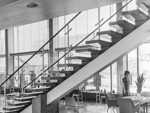 Treppe im Verkaufspavillon „Kunst im Heim“