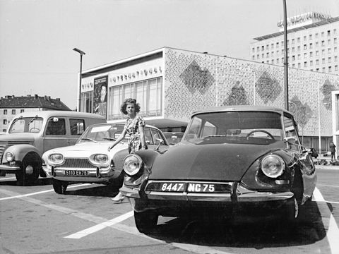 Kino International mit ausländischen PKW