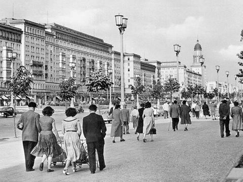„Einkaufsbummel in der Pracht-Allee“, der neubebauten Stalinallee (heute Karl-Marx-Allee)