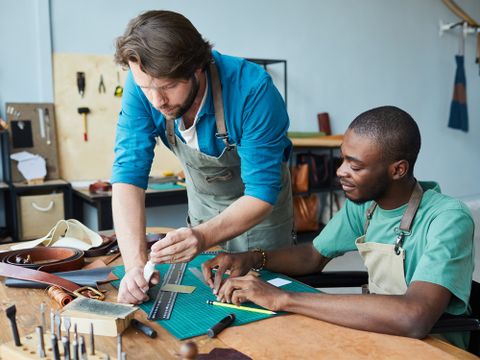 Auszubildener mit Meister an Werkbank