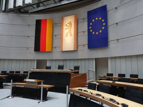 Rednerpult im Plenarsaal des Berliner Abgeordnetenhauses