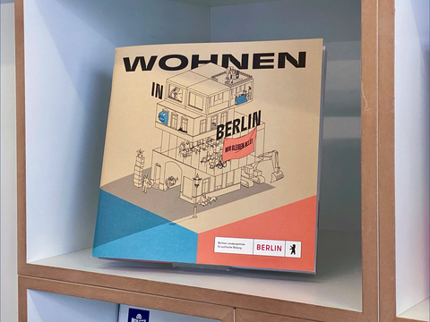 Ausstellungskatalog "Wohnen in Berlin" im Broschüren-Regal.