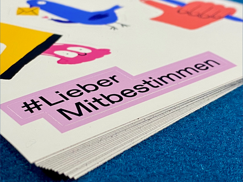Stapel von Stickerbögen zur Bundestagswahl