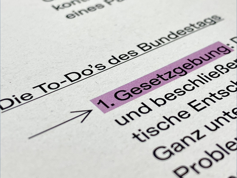 Foto von Textpassage zum Thema To-Dos des Bundestags aus der Broschüre der Landeszentrale zur Bundestagswahl 2025
