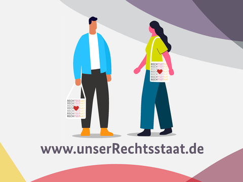 Key-Visual zur Seite www.unserRechtssaat.de: Frau und Mann mit Umhängetasche mit Aufdruck des Wortes Rechtsstaat eines Herzens