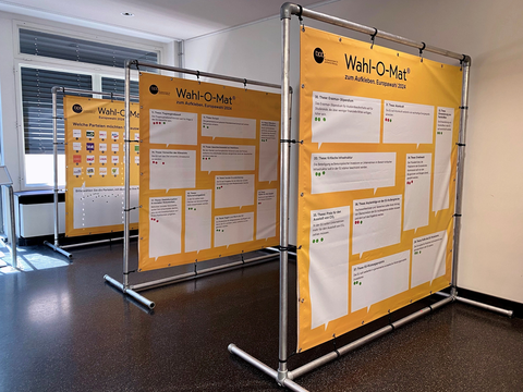 Wahl-O-Mat zum Aufkleben im Besuchszentrum der Berliner Landeszentrale für politische Bildung