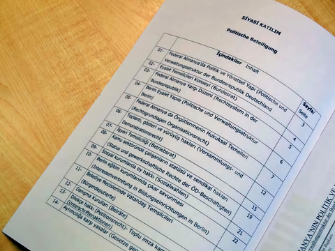 Aufgeschlagene Broschürenseite mit der Überschrift "Politische Bildung"
