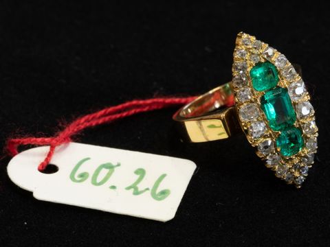 Ring, goldfarben, ungestempelt, weiße und grüne Steine