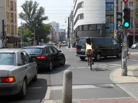 Radfahrerin mit Helm und Weste biegt im toten Winkel ab (Bild: Polizei Berlin)
