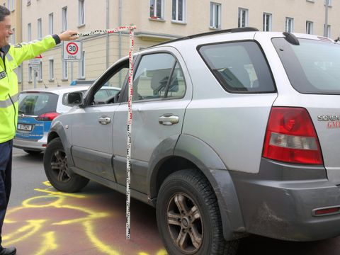 Polizist misst die Anstoßstelle