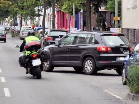 Zweiradfahrer bremsen