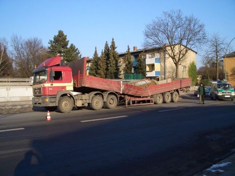 Gebrochener Sattelzug