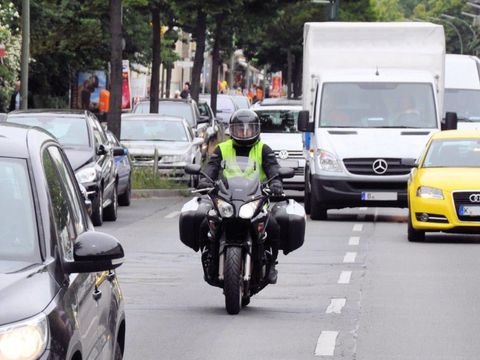 Motorisierter ZWeiradfahrer im Straßenverkehr