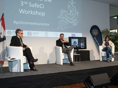 Dr. Grit Schüler, Dr. Meike Ramon and Prof. Tim Landgraf discuss facial recognition in public spaces