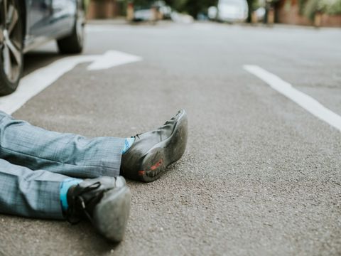 Beine des Unfallopfers auf der Straße