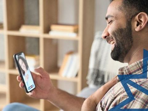 Ein Mann betreibt Onlinedating und freut sich