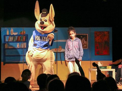 Polizeikänguru neben einem Mädchen mit Rucksack