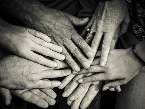 Schwarz-weiß-Bildnis mit verschiedenen aufeinander gelegten Händen (Alt und Jung)