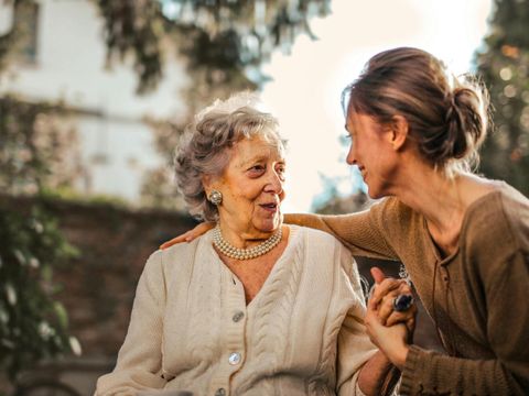 Tochter mit Mutter im Garten