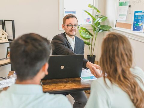 Bankmitarbeiter mit Kunden