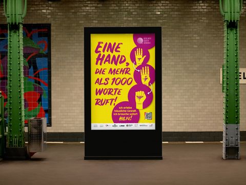 Wall-Anzeigenwand in einer U-Bahnstation (Bild: LSVD Verband Queere Vielfalt Berlin-Brandenburg e.V.)