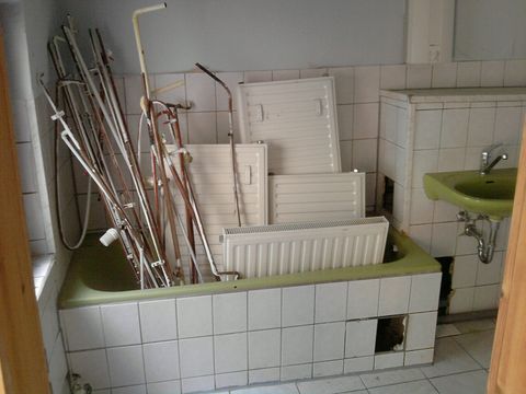 Schrottimmobilien_Heizungsmüll in Badewanne