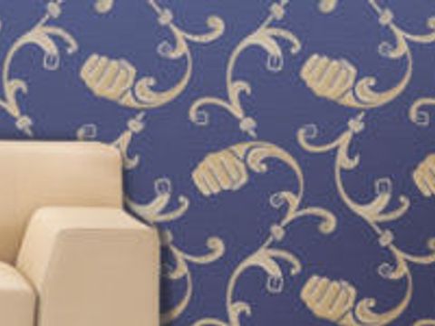 Beiges Sofa mit blauer Tapete die ein Muster aus Fäusten zeigt