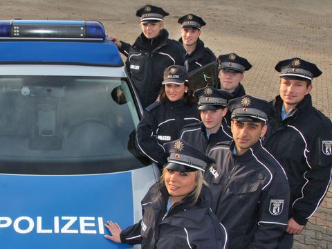Auszubildende mit Funkwagen