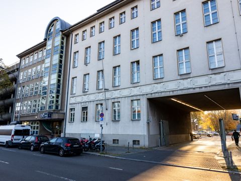 A 18 Dienstgebäude