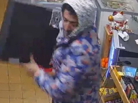 Tatverdächtiger mit Kasse
